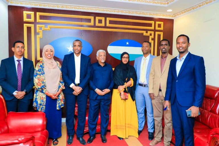 Ku-simaha Madaxweynaha Punland oo madaxtooyada ku qaabilay Wasiirka Shaqada XFS+(SAWIRRO).