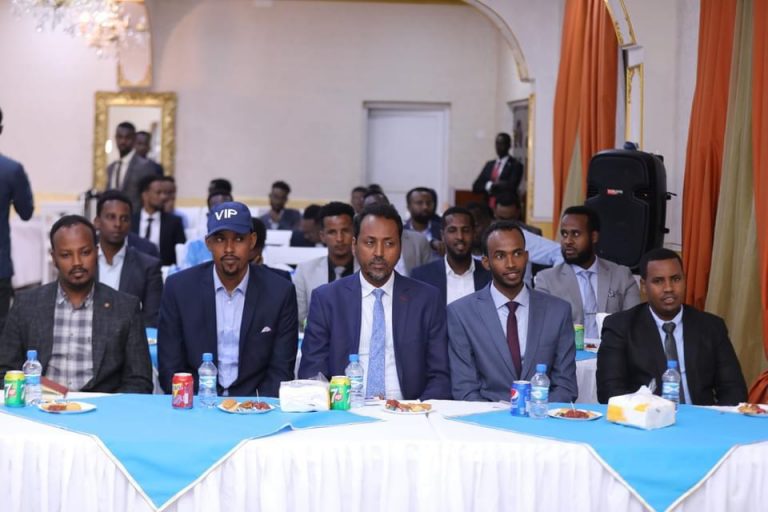 Madaxweynaha JFS Maxamed Cabdullaahi Farmaajo oo kulan la qaatay qaar ka mid ah dhallinyarada Soomaaliyeed ayaa ku booriyey in ay ka qeyb qaataan horumarinta dowladnimada+(SAWIRRO).
