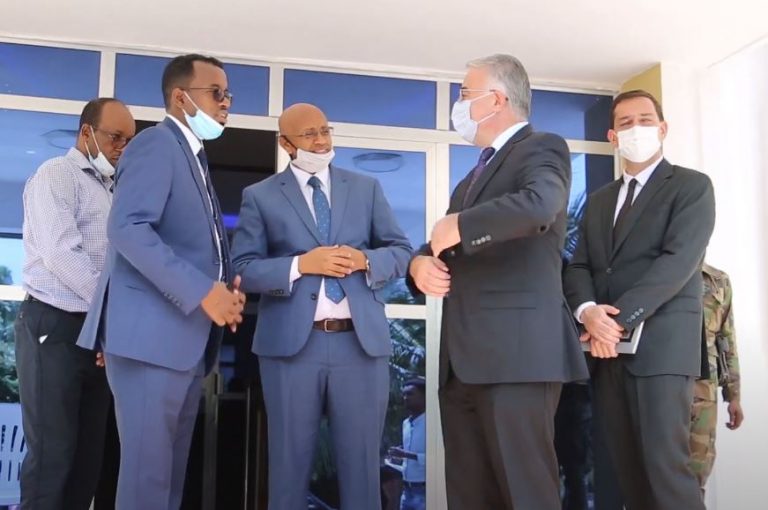 (DAAWO) Wasiirka Warfaafinta oo ka warbixiyey booqashadii maanta uu safiirka Turkigu ku yimid wasaaradda+(MUUQAAL).