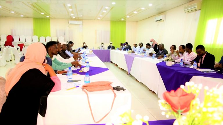Kulan looga hadlayay xoojinta wada-shaqeynta hay’adaha ka howlgala xuduudaha dalka oo Muqdisho ka furmay+(SAWIRRO).