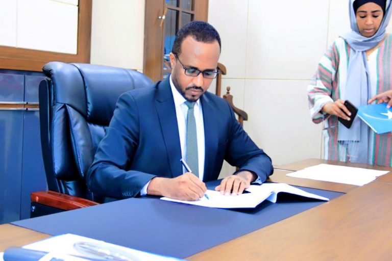Wasaarada Qorsheyta, Maalgashiga iyo Horumarinta Dhaqaalaha JFS oo Hashiisyo la saxiixtay Hay’adda IFC oo xubin ka ah World Bank Group.
