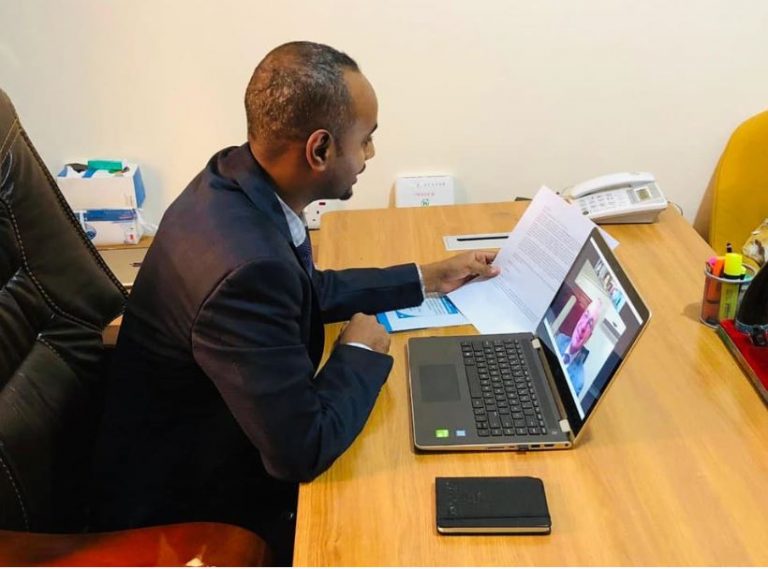 Wasiirka Cadaaladda oo aaladda fogaan aragga ah kula shiray Sarkaal ka tirsan Hay’adda UNDP ee Soomaaliya+(SAWIRRO).