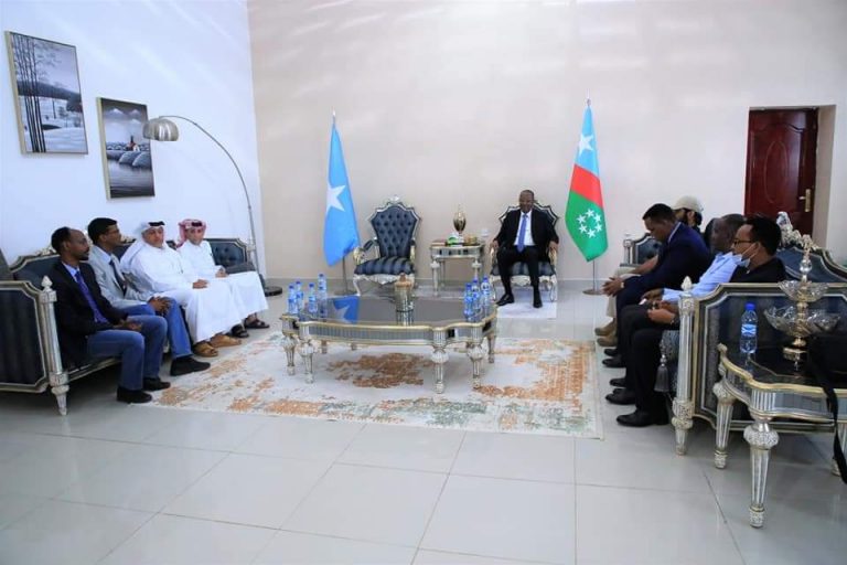 Madaxweynaha Koofur Galbeed oo xafiiskiisa ku qaabilay safiirka Qatar ee Soomaaliya+(SAWIRRO).