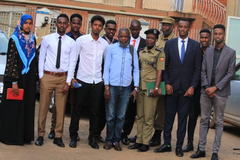 Munaasabad lagu furayay xafiis uu yeelanayo ururka ardayda Soomaaliyeed ee Uganda oo ayna ka qayb galeen madax ka socotay safaaradda ka dhacday Kampala+(SAWIRRO).