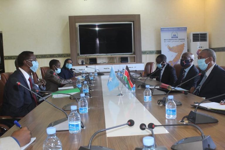 Xoghayaha Joogtada ee Wasaaradda Arimaha dibadda Soomaaliya oo qaabilay dhiggiisa Kenya.