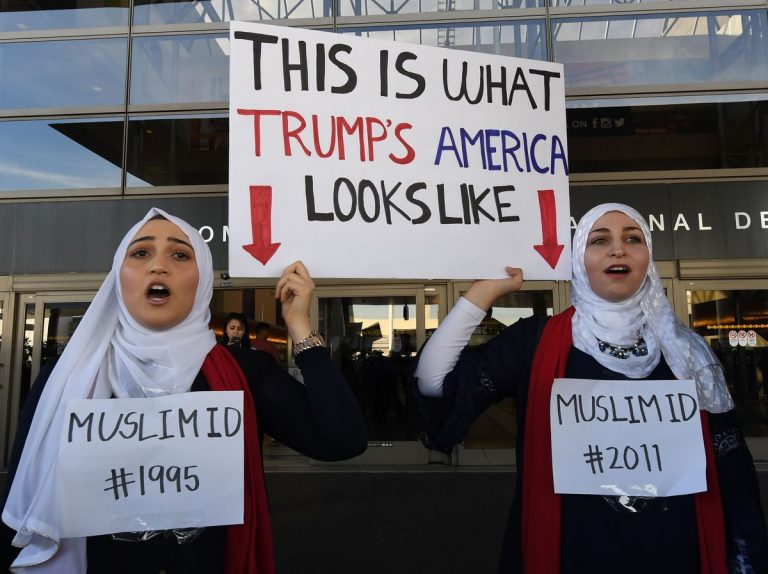 Joe Biden oo la saadaalinayo in uu qaadayo Xayiraadaha dhinaca socdaalka ah ee saran dalal Muslim ah.