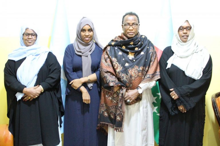 Ku simaha Madaxweynaha Koofur Galbeed oo Qaabiley Wefdiga Wasiirka Haweenka Soomaaliya+(SAWIRRO).