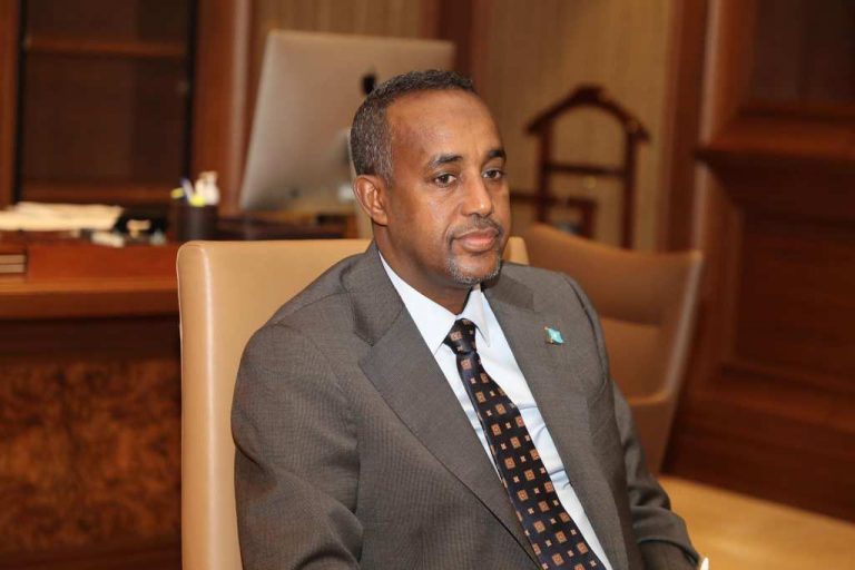 Ra’iisul Wasaare Rooble iyo wafdi uu hogaaminayo oo u safray dalka UK