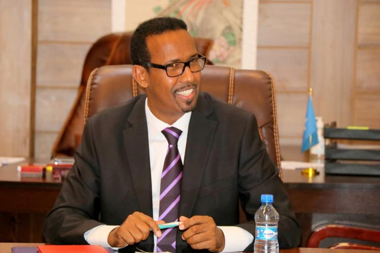 Wasiirka Ganacsiga oo xafiiskiisa ku qaabilay Safiirada Soomaaliya u jooga Dalalka Itoobiya, Suudaan iyo Koonfurta Suudan+(SAWIRRO).