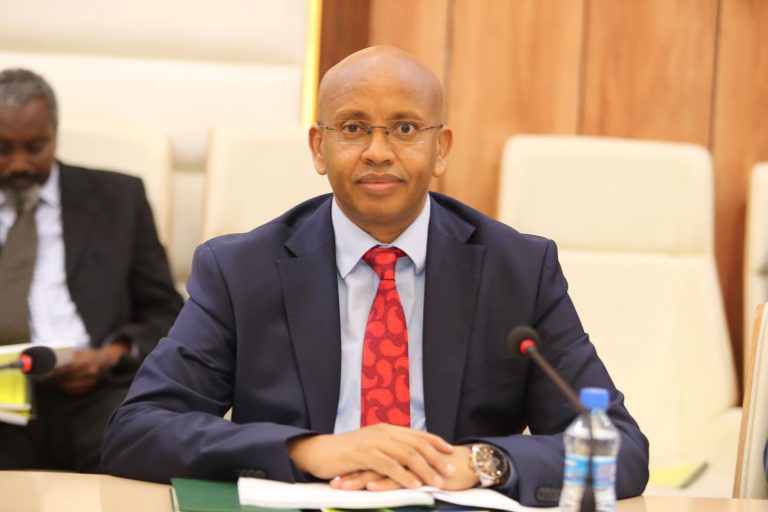 Wasiir Dubbe oo tacsi  tiiraanyo leh u diray ehellada iyo dhammaan umadda Soomaaliyeed ee caawa ka baxday Marxuumad Khadra Daahir cige