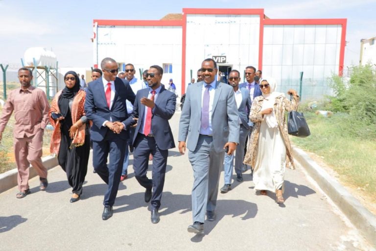 Wasiirka Shaqada iyo Arrimaha Bulshada Soomaaliya oo si diiran loogu soo dhaweeyay Garoowe+(SAWIRRO).