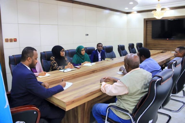 Wasiirka Qorheynta oo la kulmay hay’adaha Masiibooyinka Puntland+(SAWIRRO).