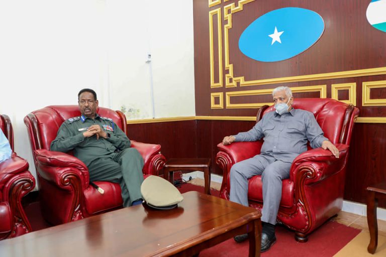 Taliyaha Booliiska Soomaaliya oo Garoowe kula kulmay Madaxwayne ku-xigeenka Puntland.