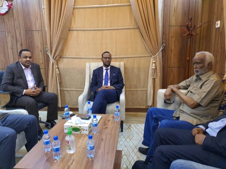 Wasiirka Beeraha Soomaaliya oo xafiiskiisa ku qaabilay Ugaas Xasan Ugaas Khaliif+(SAWIRRO).