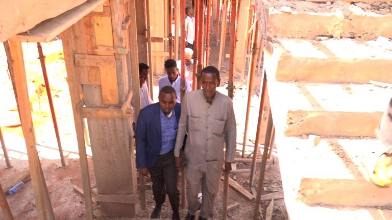 Madax ka tirsan Wasaaradda Cadaaladda Galmudug oo kormeeray dhismaha xabsiga laga hirgelinayo Gaalkacyo+(SAWIRRO).