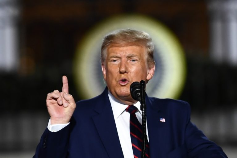 Madaxweyne Donald Trump oo qorsheynayey weeraro ka dhan ah dalka Iiraan.