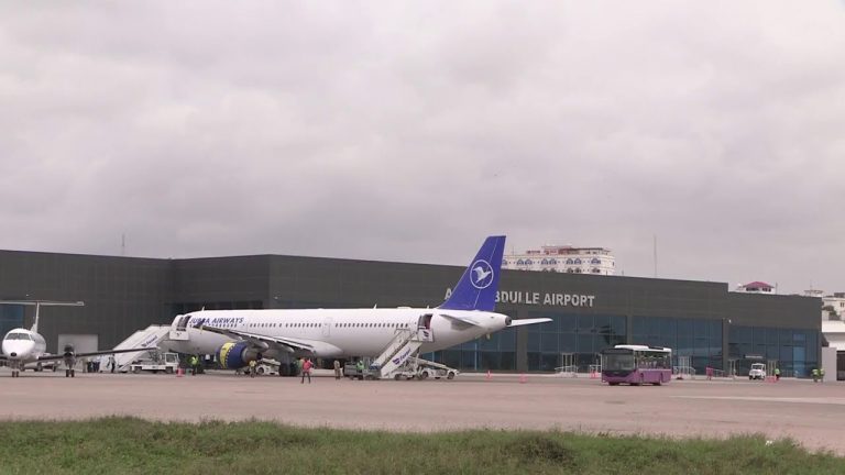 Guddiga isutagga shirkadaha diyaaradaha oo war kasoo saaray canshuurta Garoonka Aadan Cade ee Muqdisho.