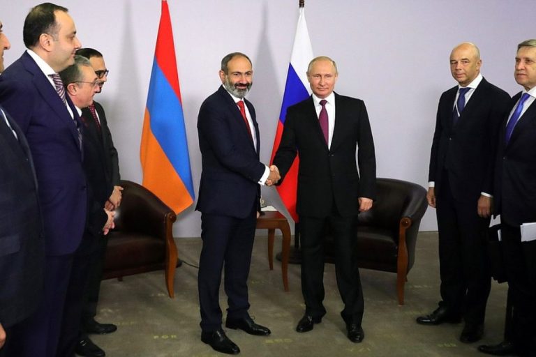Armenia, Azerbaijan iyo Russia oo saxiixay heshiis lagu soo afjarayo dagaalka Nagorno-Karabakh.