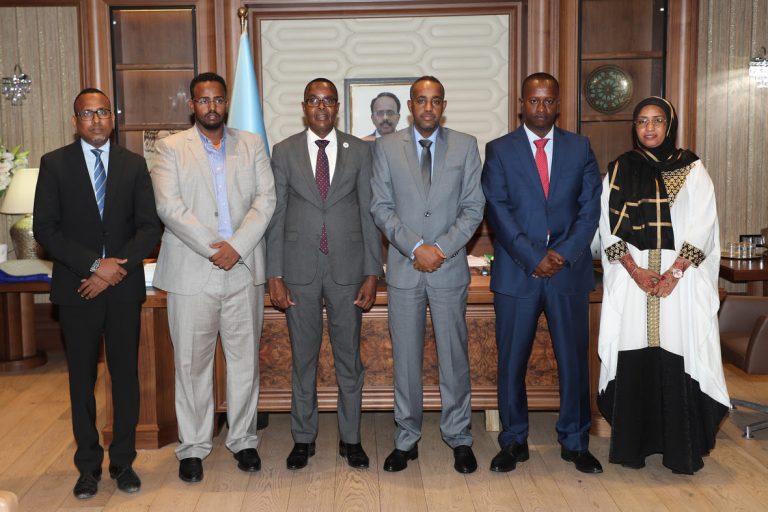 Ra’iisul Wasaare Rooble oo kulan dardargelin ah la qaatay Hoggaanka Maamulka Gobolka Banaadir+(SAWIRRO).