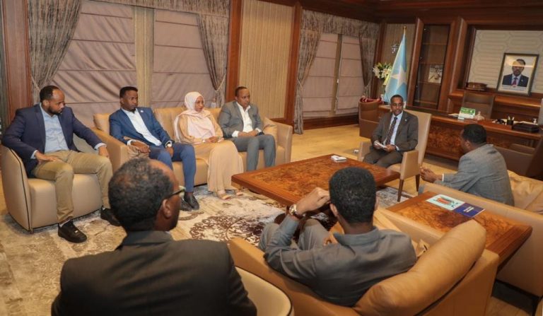 RW Rooble oo faray maamulka gobolka inuu degdeg wax uga qabto biyaha fadhiya waddooyinka caasimadda,+(SAWIRO)+(MUUQAAL).