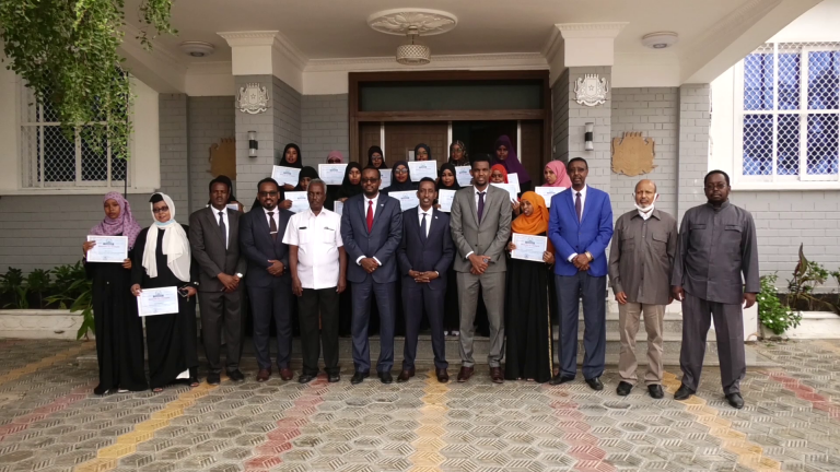 Wasiirka Arrimaha Dibadda Danjire Axmed Ciise Cawad, ayaa maanta u soo xiray tababar diblomaasiyadeed 19 hablood oo howlwadeenno ka ah Wasaaradda Arrimaha Dibadda+(SAWIRRO).