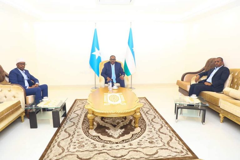 Madaxweynaha Puntland oo la kulmay Wasiirka Kalluumeysiga iyo Wasiiru dowlaha Maaliyadda Dalka+(SAWIRRO).