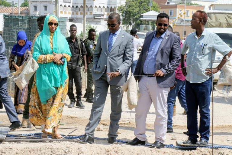Guddoomiyaha gobolka Banaadir oo kormeer ku tagay bullaacad dhismaheedu socodo+(SAWIRRO).