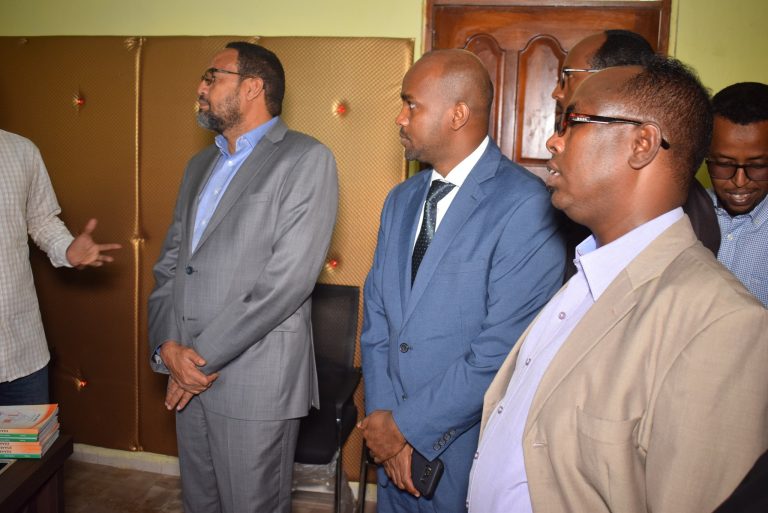 Wasiirka waxbarashada hiddaha iyo tacliinta sare ee XFS oo kormeeray xarunta waxbarashada fogaan darsiga+(SAWIRRO).