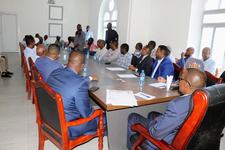 Guddoomiyaha Gobolka Banaadir oo guddoomiyay shir looga hadlayay xal u helida biyo fariisadka iskuulka Xamar-jadiid+(SAWIRRO).