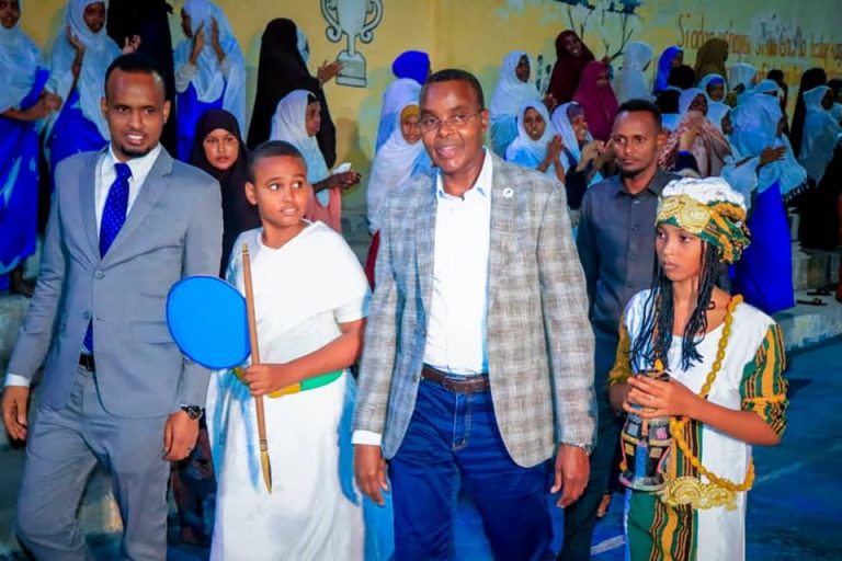 Guddoomiye Cumar Filish”Waxaan rajeyneynaa in aan la Waayo qof ku nool Gobolkan oo aan wax qorin waxna Akhrin”+(SAWIRRO).