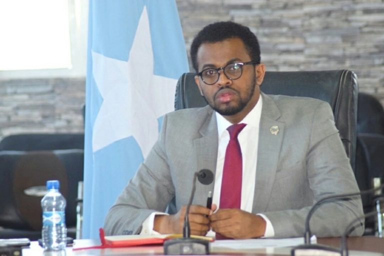 Wasiirka howlaha guud ee XfS oo shir gudoomiyey shirka toddobaadlaha ah ee wasaaradda+(SAWIRRO).