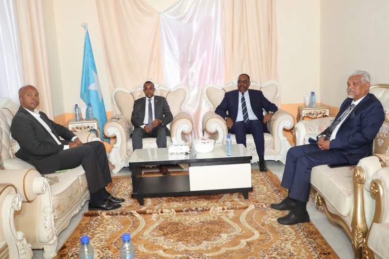 Ra’iisul wasaaraha XFS oo Madaxweynaha Puntland iyo ku xigeenkiisa kala hadlay arrimaha doorashooyinka+(SAWIRRO).