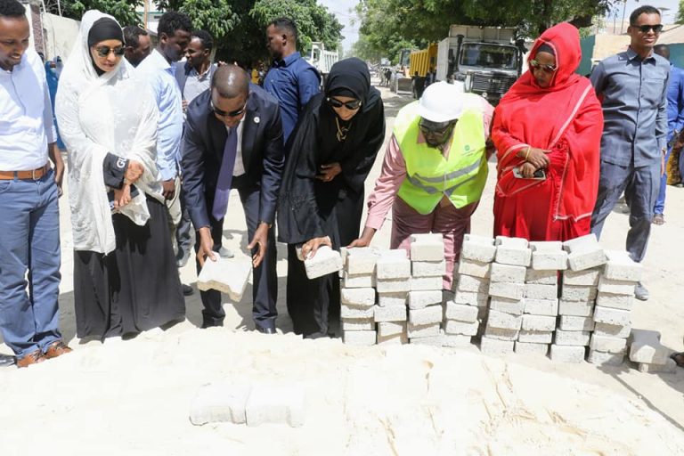 Guddoomiyaha Gobolka Banaadir oo dhagax dhigay waddo interlock ah oo isku xirta Furayaasha iyo suuqa Xararyaalle+(SAWIRRO).