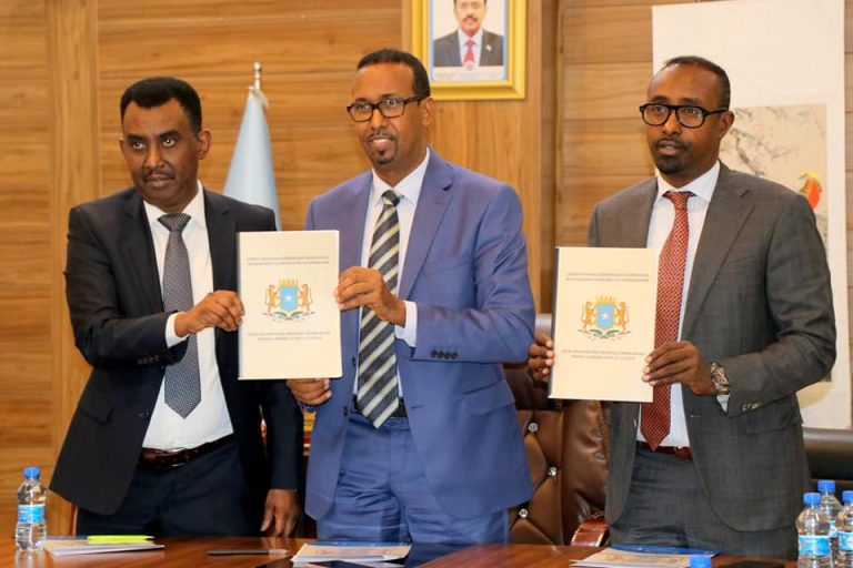 Wasiirka Ganacsiga XFS oo saxiixay Xeer-nidaamiyaha sharciga shirkadaha Soomaaliya+Sawirro