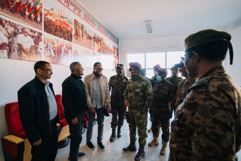 Abiy ahmed oo sheegay in adeegii isgaarsiinta Mekelle oo go,naa mudo bil ka badan la soo celiyay kadib markii uu booqday magaalada