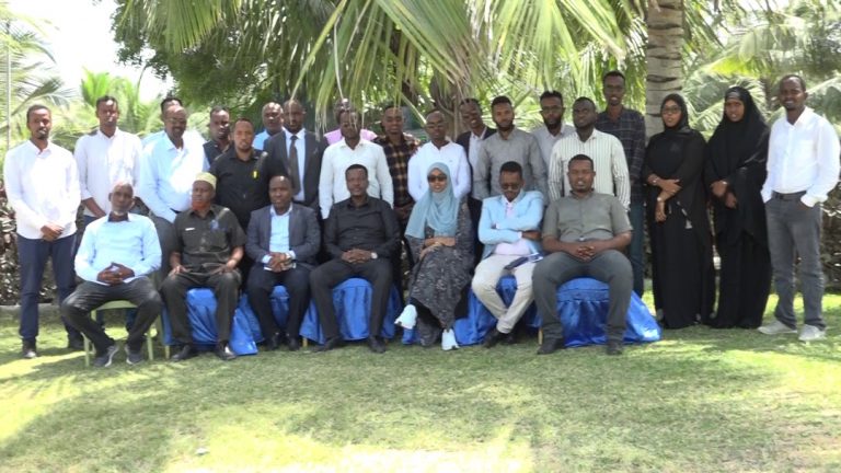 Wasaaradda Xanaanada Xoolaha oo qabatay kulan looga hadlayay ansixinta sharciga Xanaanada Xoolaha+(SAWIRRO).