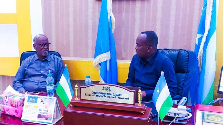 Guddoomiyaha Gobolka Bari oo la kulmay Wasiirka Xanaanada Xoolaha Puntland+(SAWIRRO).