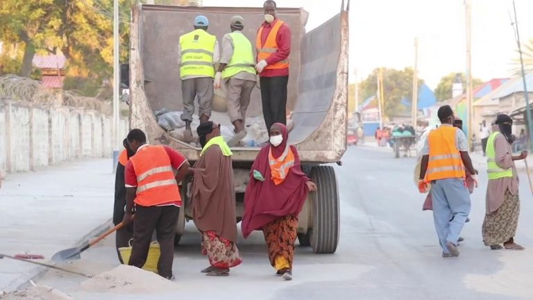 Waaxda Nadaafadda iyo Bilic soo celinta ee Gobolka Banaadir oo howlo Nadaafadeed ka wada qaar ka mida xaafadaha Magaalada Muqdisho+(SAWIRRO).