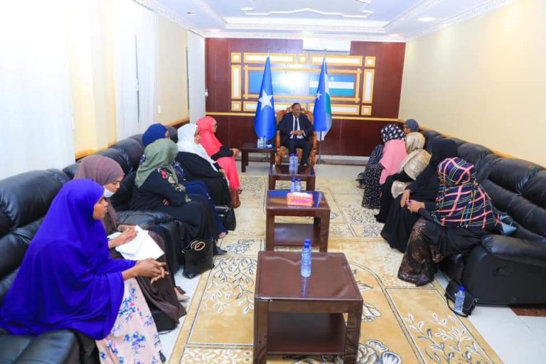 Madaxweynaha Puntland oo la kulmay Wafdi ay Hogaamineysay Wasiirka Haweenka iyo Hormarinta Xuquuda Aadanaha JFS+(SAWIRRO).