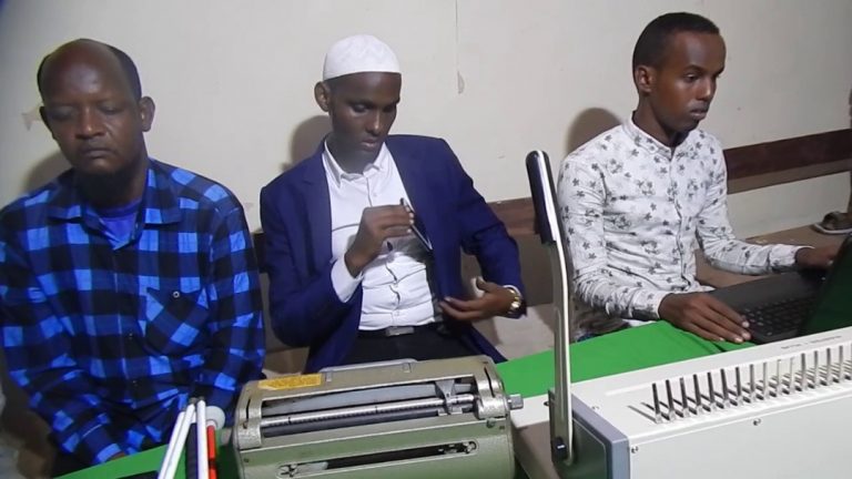 Dhalinyaro araga naafo ka ah oo qalab soo saartay+(SAWIRRO).