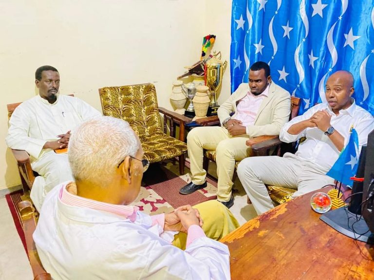 Wasiirka arimaha dibadda JFS oo ku sugan magaalada Gaalkacyo ayaa booqday dadkii ku dhaawacmay qaraxii argagaxisada ee ka dhacay magaaladaasi.