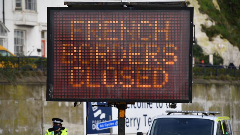 UK iyo France oo ku heshiiyay in la furo marinka badda ee u dhaxeeya kadib 48 saac oo uu xirnaa