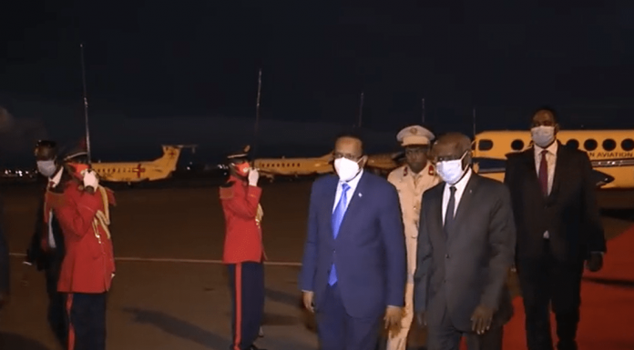 Madaxweyne Farmaajo oo gaaray dalka Jabuuti oo madaxda IGAD ay ku yeelanayaan shir aan caadi ahayn.