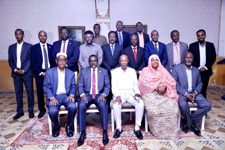 Madaxweyne Farmaajo oo Warbixin ka dhageystay Guddiyada Dib-u-eegista Dastuurka+(SAWIRRO).