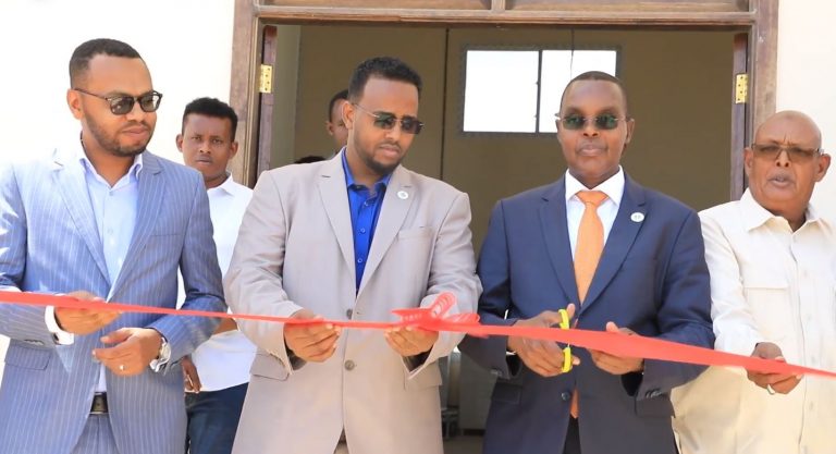 Guddoomiye Cumar Filish oo xariga ka jaray sheybaar lagu hubinayo tayada qalabka dhismaha+(SAWIRRO).