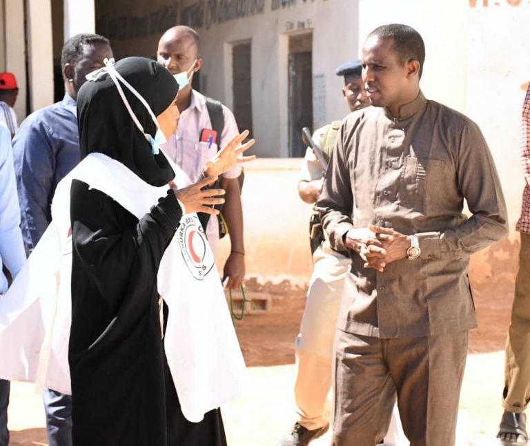 Masuuliyiin ka tirsan maamulka Galmudug oo kormeeray suuqayada goobaha Waxbarashada iyo Goobaha Caafimaadka magaalada Gaalkacyo+(SAWIRRO).