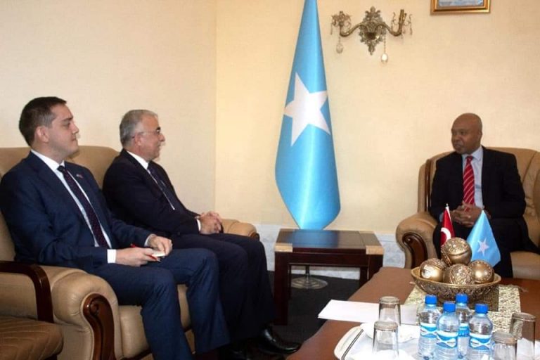 Wasiirka Arrimaha Dibadda Soomaaliya oo kala hadlay Safiirka Turkiga siyaabaha lagu xoojin karo xiriirka labo geesoodka.