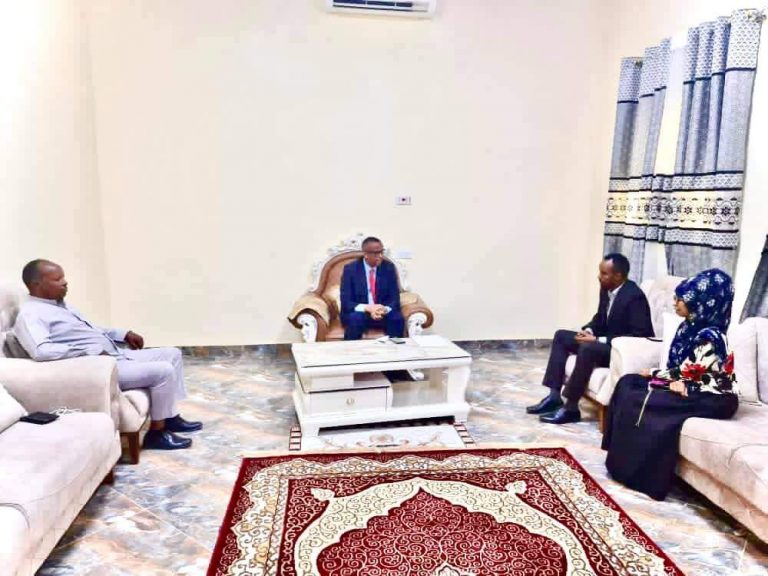 Wasiirka shaqada ee Xukuumadda Soomaaliya oo Dhuusamareeb kula kulmay mas’uuliyiin kala duwan+(SAWIRRO).