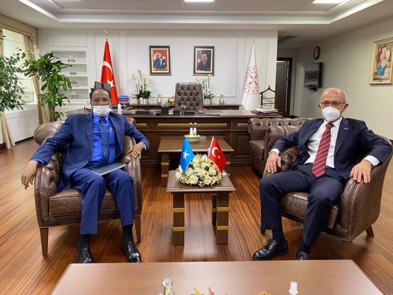Wasiirka Maaliyadda Soomaaliya Dr Cabdiraxmaan Beyle oo la kulmay dhigiisa Turkiga Lütfi Elvan.