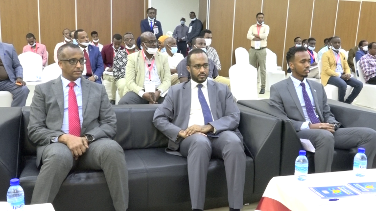 Shir weynaha qaran ee shaqaaleysiinta dhallinyarada soomaaliyeed oo ay soo qabanqaabisay wasaradda shaqada iyo arrimaha bulshada ayaa maanta ka furmay magaalada muqdisho+(SAWIRRO).